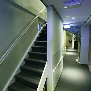Kamer met Twee Aparte Bedden in de Kelder